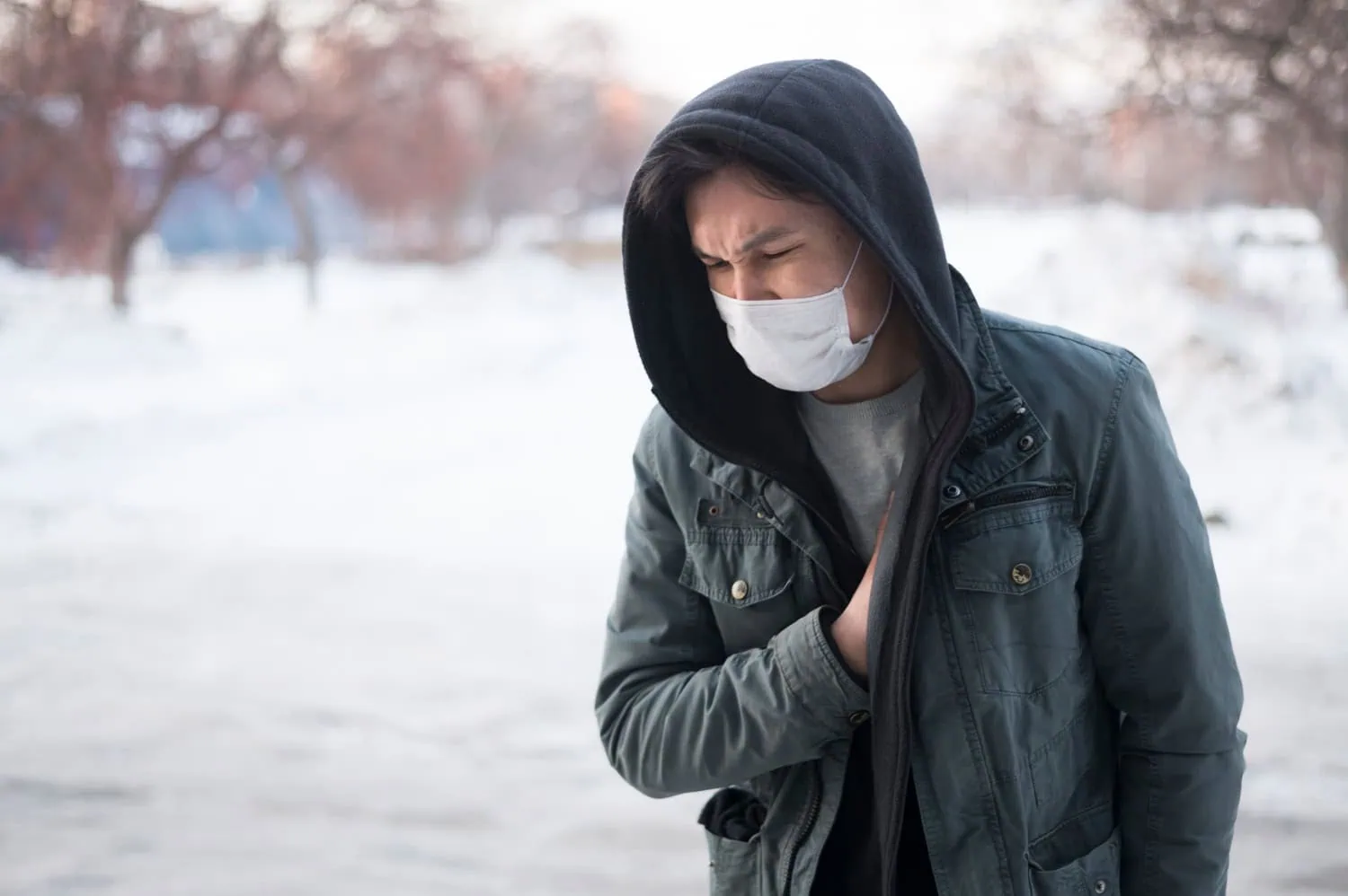 Homem sofre com o frio.