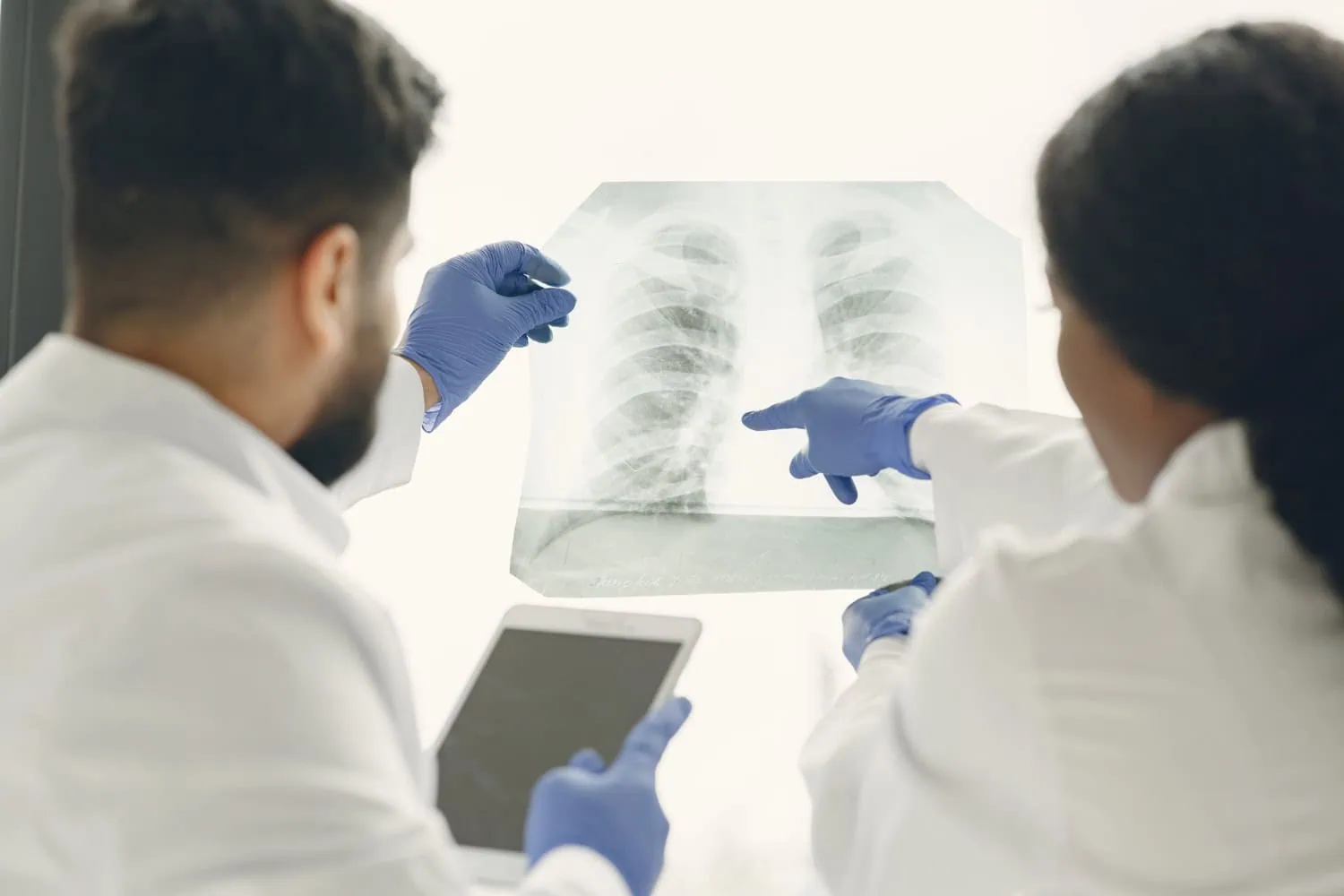 Médicos avaliando uma radiografia do pulmão.
