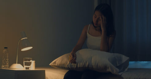 ALT: mulher com dificuldades para pegar no sono e dormir.
