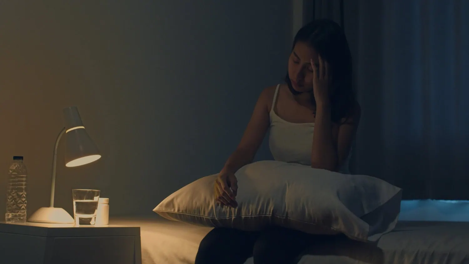 ALT: mulher com dificuldades para pegar no sono e dormir.