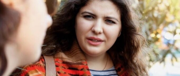 ALT: mulher com dificuldade em reconhecer o rosto de uma pessoa próxima.