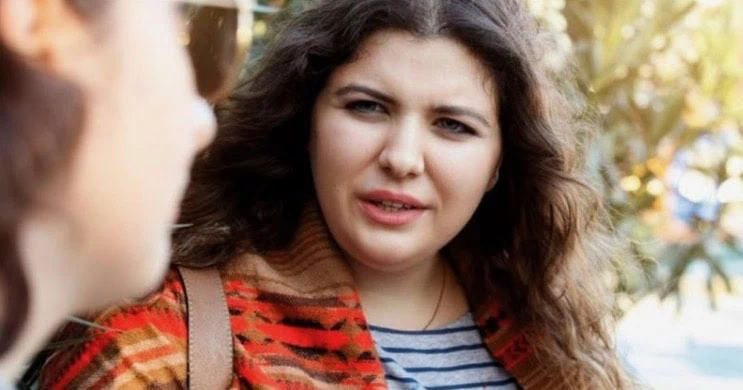 ALT: mulher com dificuldade em reconhecer o rosto de uma pessoa próxima.